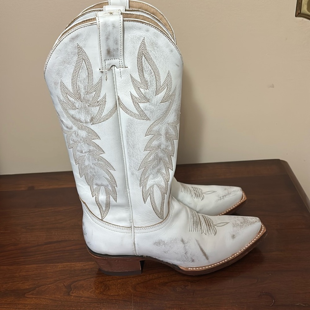 Distressed white Free to Rome size 8 cowboy boots